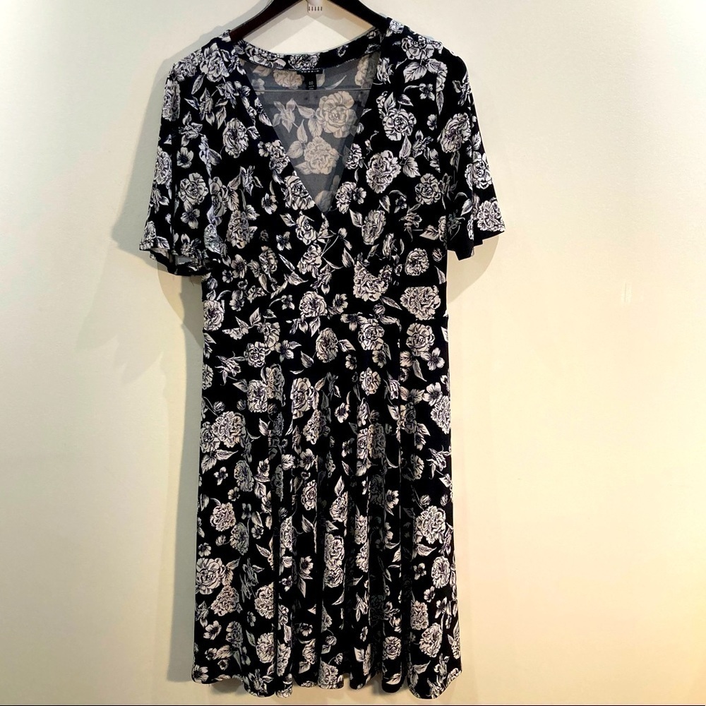 TORRID Sz 00 (Sz 10 equiv.)  A-Line Floral V-Neck Bat Wing Sleeves Cinched Dress